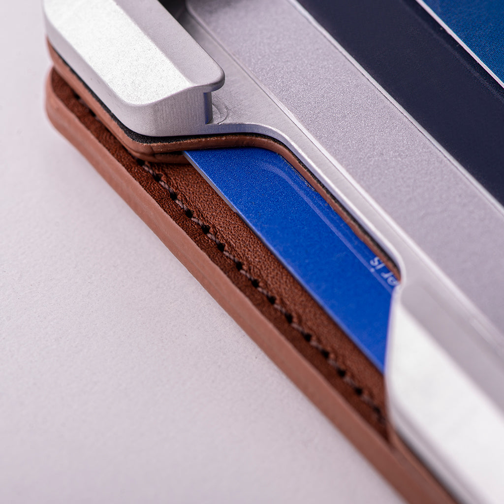 D03 Dapper™ Bifold Wallet
